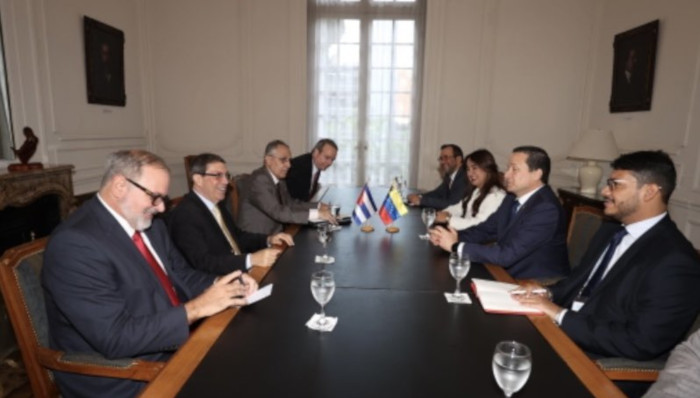 El Ministerio de Relaciones Exteriores reseñó a través de su cuenta en Twitter el encuentro sostenido en Argentina entre los cancilleres de Venezuela y de Cuba.