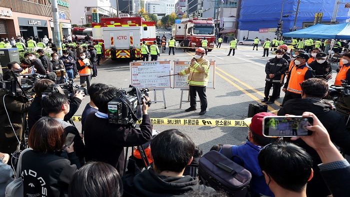 Bomberos y autoridades sanitarias investigan las causas de la tragedia en el barrio Itaewon, de Seúl.