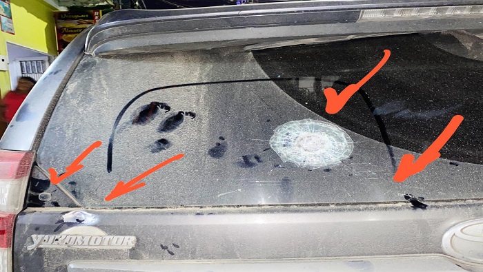 La camioneta de la senadora recibió seis impactos de bala en los cristales, la carrocería y un neumático.