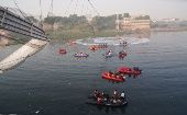 Equipos de rescate buscan a sobrevivientes de la caída del puente colgante en el ciudad india de Modi.