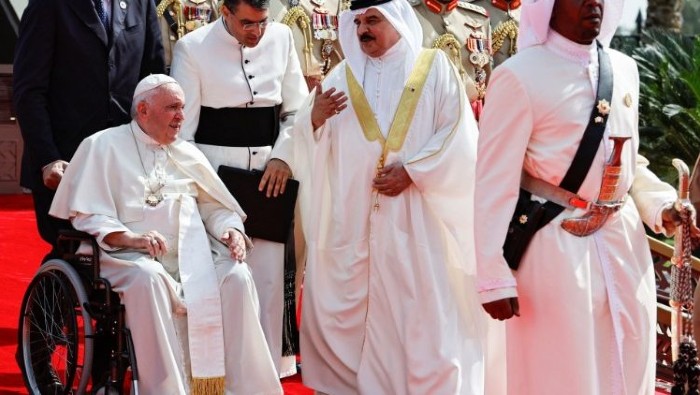 El pontífice fue también recibido por el rey Hamad bin Isa Al-Khalifa, quien presentó a su nación como 