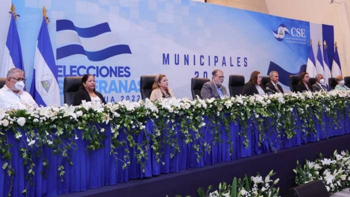 La presidenta del CSE, Brenda Rocha, leyo informe ante representantes de partidos. 