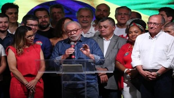 “Estoy aquí para gobernar este país en una situación muy difícil, pero con la ayuda del pueblo vamos a encontrar una salida para que el país vuelva a vivir democráticamente. A partir del 1 de enero de 2023 gobernaré para 215 millones de brasileños, y no sólo para los que me han votado", dijo Lula.