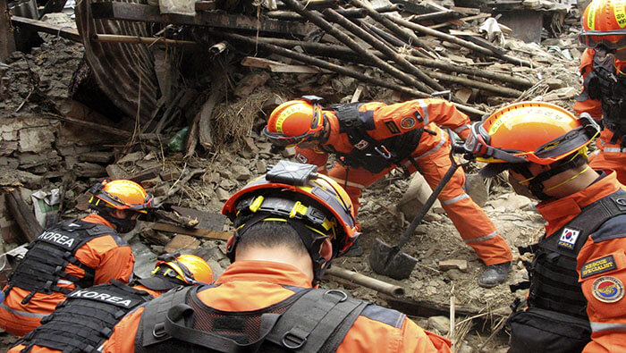 Equipos de rescate buscan a sobrevivientes del sismo que afectó a la provincia de Sudurpashchim.