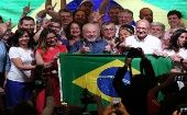 Lula da Silva celebra su victoria en la segunda vuelta de las elecciones presidenciales en Brasil.