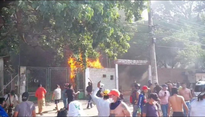 El viernes grupos de personas ingresaron a la Federación de Trabajadores de Campesinos de Santa Cruz e incendiaron y saquearon sus instalaciones.