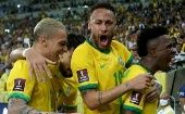 Antony y Vinicius Jr (en los extremos de la imagen) celebran junto a Neymar luego de ganar un partido de las eliminatorias mundialistas.