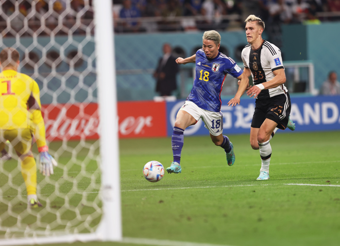 Takuma Asano marca el 2-1  que selló la victoria de Japón sobre Alemania en la inauguración del grupo E de la Copa Mundial de la FIFA Qatar 2022.