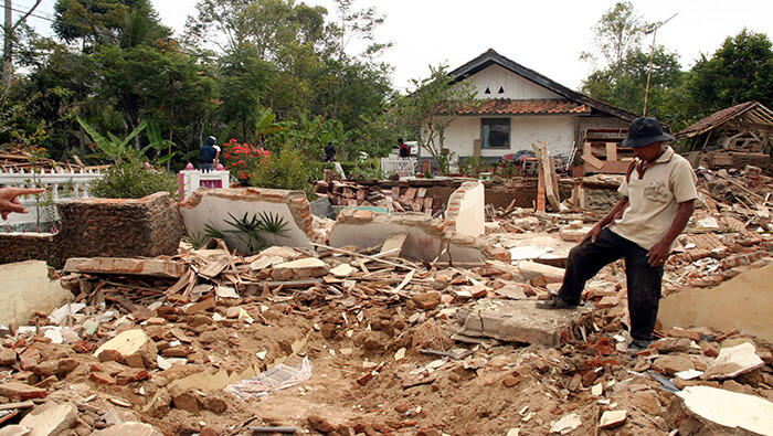 Alrededor de 73.700 personas se vieron obligadas a abandonar sus hogares y la zona a causa del sismo.