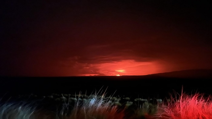 El volcán entró en actividad cerca de las 23H30 (hora local) del domingo, en la caldera Moku‘āweoweo, dentro del Parque Nacional de los Volcanes de Hawái..