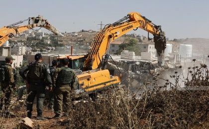 Este lunes el Ejército sionista también emitió una orden para demoler una escuela en la ciudad de  Khashem al-Karm en Masafer Yatta, al sur de Hebrón.