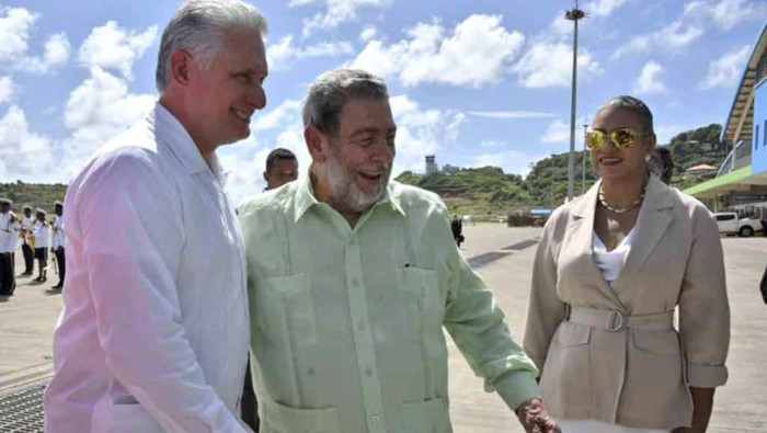 En tierra sanvicentina, Díaz-Canel fue recibido por el primer ministro Ralph Gonsalves y la Gobernadora General, Susan Dougan.