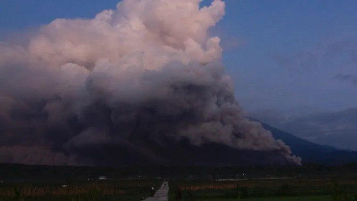 El monte Semeru de Indonesia ha entrado en erupción, arrojando nubes de cenizas calientes a una milla en el cielo.