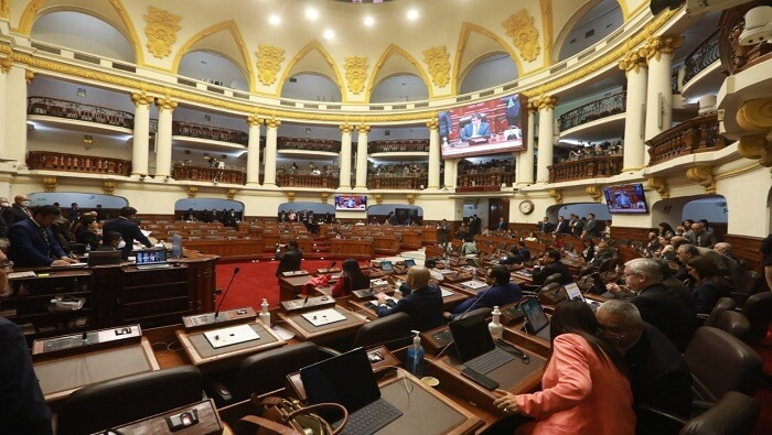 La renuncia aprobada por el parlamento de Perú se produce cuando horas antes el mandatario Castillo anunció la disolución del Congreso y la instauración de un Gobierno de emergencia.