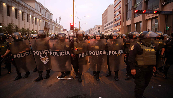 Policias peruanos se movilizan para reprimir las manifestaciones en apoyo al expresidente Pedro Castillo.