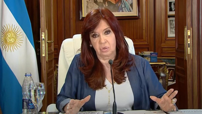 CristinaFernández critica los métodos mafiosos de la prensa hegemónica en Argentina.
