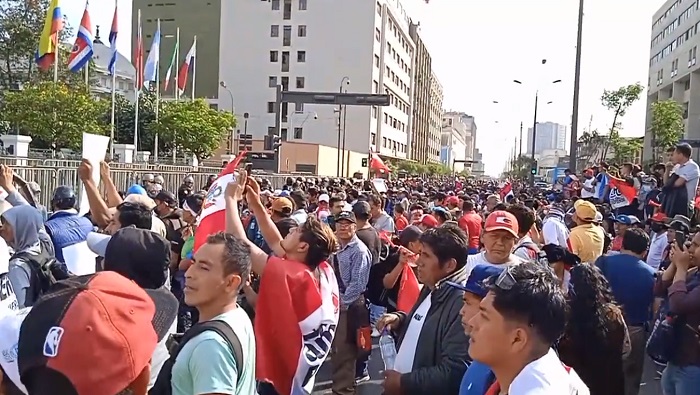 Los manifestantes no reconocen el Gobierno de Dina Boluarte, presidenta juramentada por el Congreso peruano.