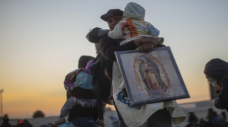 Durante el peregrinaje, los fieles piden a la Virgen y agradecen por los milagros concedidos que le atribuyen a la imagen mexicana.
