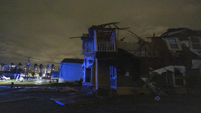 Los tornados dejaron escombros y otros daños materiales, por lo que el gobernador John Edwards declaró estado de emergencia.
