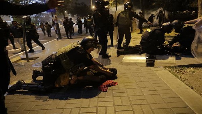 Policías reprimen una manifestación en apoyo al expresidente Pedro Castillo en la capital peruana.