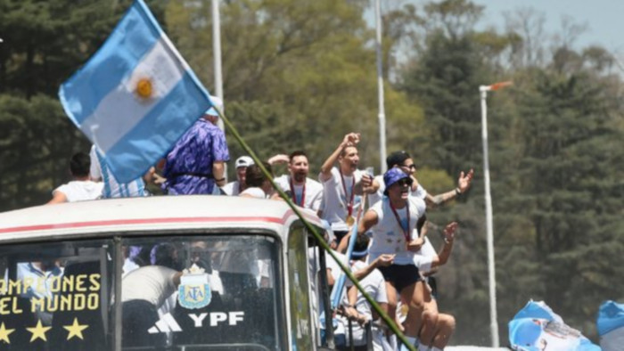 La caravana partió en medio de una explosión de alegría, llantos y cánticos de una multitud de personas que acampó durante 24 horas para celebrar a Lionel Messi y a los Campeones de Mundo.