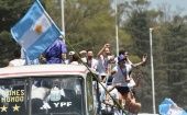 La caravana partió en medio de una explosión de alegría, llantos y cánticos de una multitud de personas que acampó durante 24 horas para celebrar a Lionel Messi y a los Campeones de Mundo.