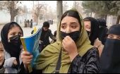 Las fuerzas de seguridad talibanas utilizaron un cañón de agua para dispersar a las mujeres que protestaban el sábado por la prohibición de la educación universitaria para las mujeres.