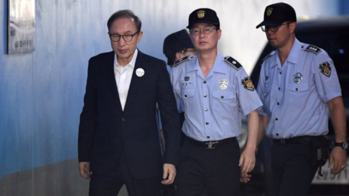 El expresidente de Corea del Sur Lee Myung-Bak recibió este martes un indulto presidencial a la condena a 17 años de cárcel por delitos de soborno y malversación.