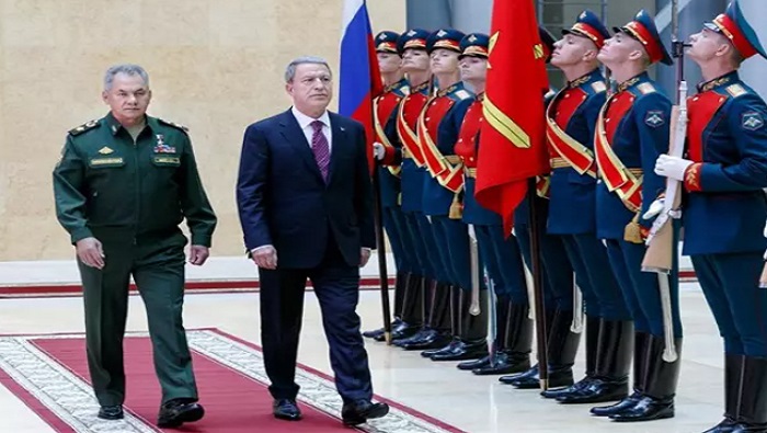 Shoigú y Akar pasan revista a tropas de ceremonia en ocasión de un encuentro en Moscú.