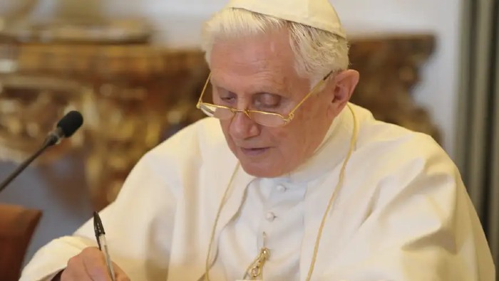el Vaticano informó que Francisco había visitado a Benedicto XVI en el Monasterio Mater Ecclesiae debido a que su estado de salud se había agravado en las últimas horas.