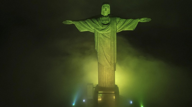 El Cristo Redentor de Río de Janeiro, uno de las esculturas más reconocidas de Brasil y el mundo, se iluminó de verde y amarillo para homenajear al astro brasileño ganador de tres Copas del Mundo. 