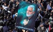 Miles de personas se reúnen este martes en la ciudad suroriental iraní de Kerman para rendir homenaje al comandante antiterrorista, general Qassem Suleimani. 