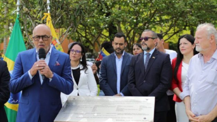 El presidente de la Asamblea Nacional, Jorge Rodríguez, recibe de movimientos sociales la embajada de Venezuela en Brasil.