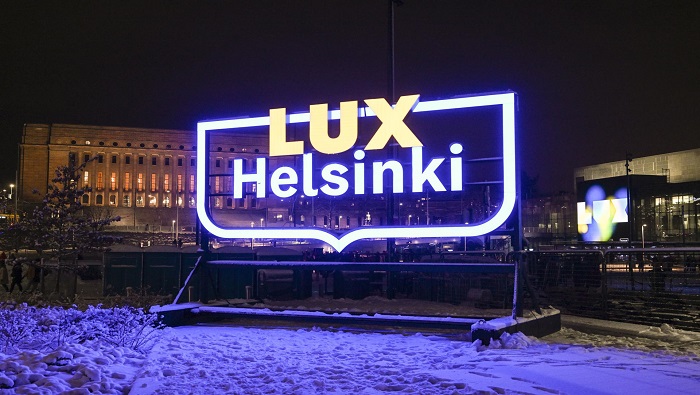 El festival anual Lux Helsinki, de Finlandia, inició este miércoles transformando edificios y espacios familiares en obras únicas de arte urbano que evocan el el poder y la belleza de la luz durante la época invernal, considerada la más oscura del año en esa región europea.