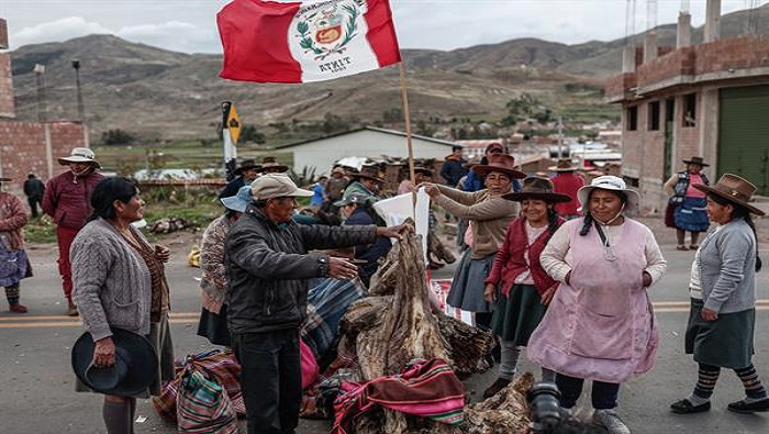 Piquetes de manifestantes prosiguen con los bloqueos de vías durante las protestas en Perú.