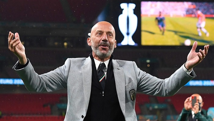Luego del ascenso a director de la selección nacional italiana de su amigo Roberto Mancini, Vialli se sumó al cuerpo técnico de la azzurra y ocupaba el cargo de jefe de delegación.