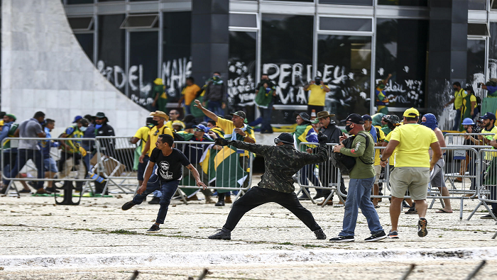 Turbas de simpatizantes del Jair Bolsonaro irrumpieron violentamente en las sedes del Congreso, la Corte Suprema y el Palacio Presidencial de Brasil.