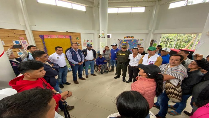 El puesto de mando para la atención a las familias cuenta con la participación del alcalde de Rosas, el gobernador de Cauca y el ministro de Transporte.