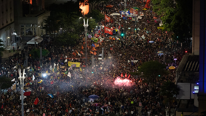 Brasileños se concentran para expresar su apoyo al presidente Lula da Silva, tras la intentona golpista del pasado domingo.