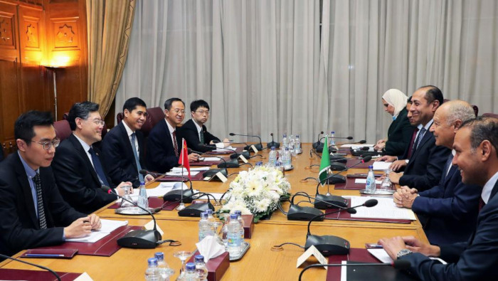 China está dispuesta a trabajar con los países árabes para materializar el consenso alcanzado en la cumbre pasada con el espíritu de la amistad chino-árabe.