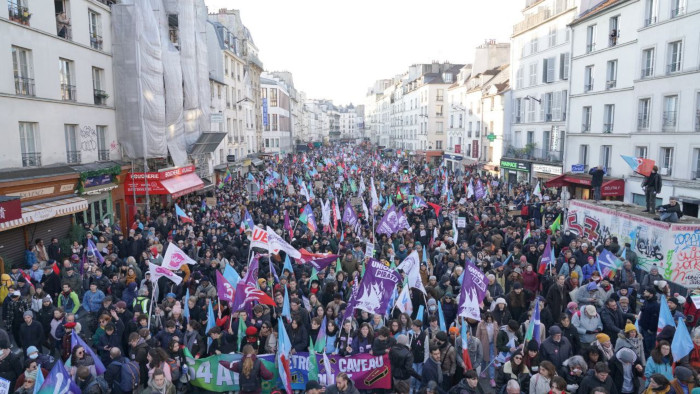 Más de 150 mil personas salieron a las calles de París para manifestarse en contra la reforma de las pensiones.