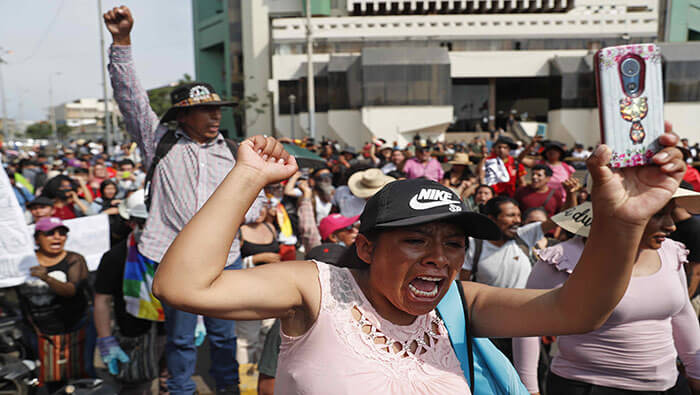 Ciudadanos se movilizan en la capital peruana en apoyo a los estudiantes detenidos durante la operación policial en la universidad San Marcos.