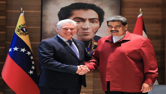 El presidente de Venezuela, Nicolás Maduro recibió a su homólogo de Cuba en el Aeropuerto Internacional de Maiquetía.