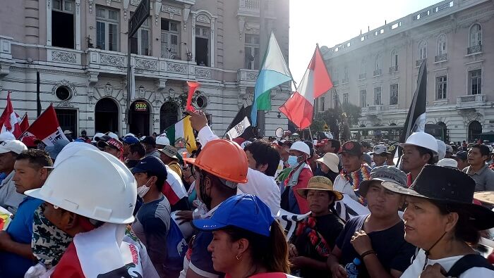 Los manifestantes caminaron por la Panamericana Norte hasta la Plaza Dos de Mayo, en el centro de Lima, y avanzaron hacia la Plaza San Martín.