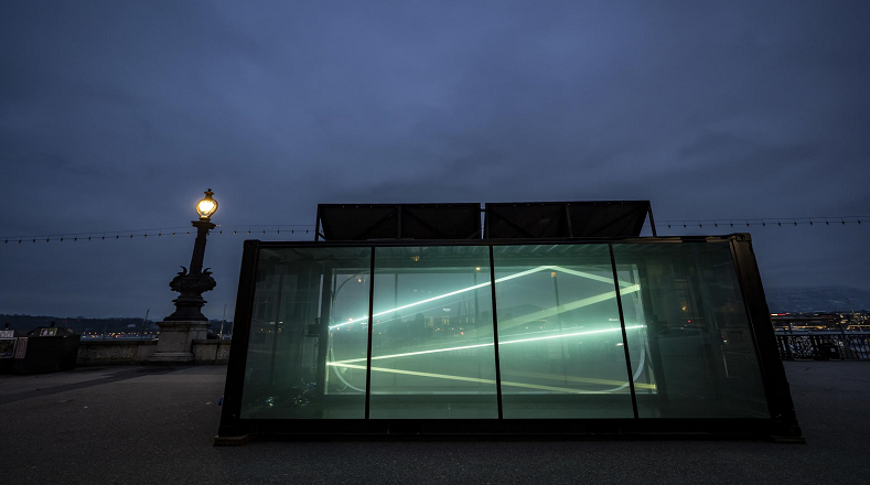 Una obra inmersiva, formada por paredes de vidrio es Alcove LTD, fue diseñada a partir de un contenedor de transporte reciclado y ofrece juegos de luces permanentemente renovados.