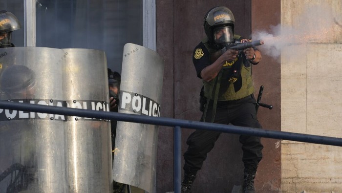 Justo mientras se producía esta entrega, la noche del sábado la Policía peruana mató a un manifestante en la capital, Lima, con  la utilización de una granada lacrimógena.