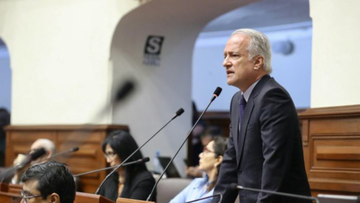 El presidente de la Comisión de Constitución del Congreso de Perú, Hernando Guerra García, presentó el nuevo texto a debate en el parlamento.