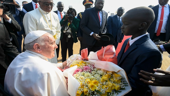 El obispo de Roma fue recibido por el presidente de Sudán del Sur, Salva Kiir Mayardit, los vicepresidentes y otras autoridades de dicha nación.