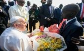 El obispo de Roma fue recibido por el presidente de Sudán del Sur, Salva Kiir Mayardit, los vicepresidentes y otras autoridades de dicha nación.