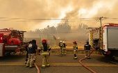 Más de 2.300 brigadistas de la Corporación Nacional Forestal y cerca de 3.000 voluntarios de bomberos se encuentran combatiendo los incendios en Chile.